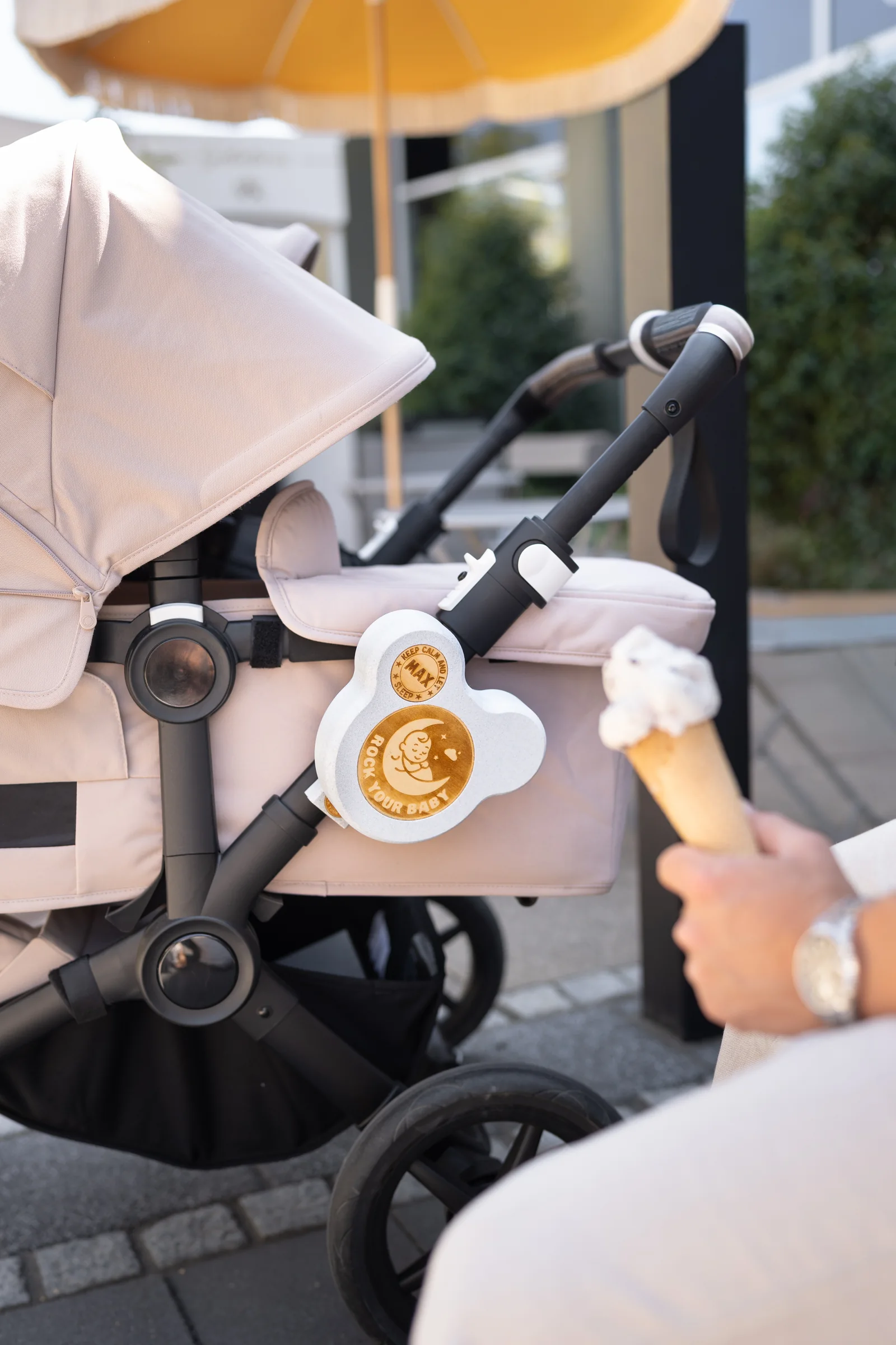 ROCK your BABY am Kinderwagen bei einer Pause im Freien