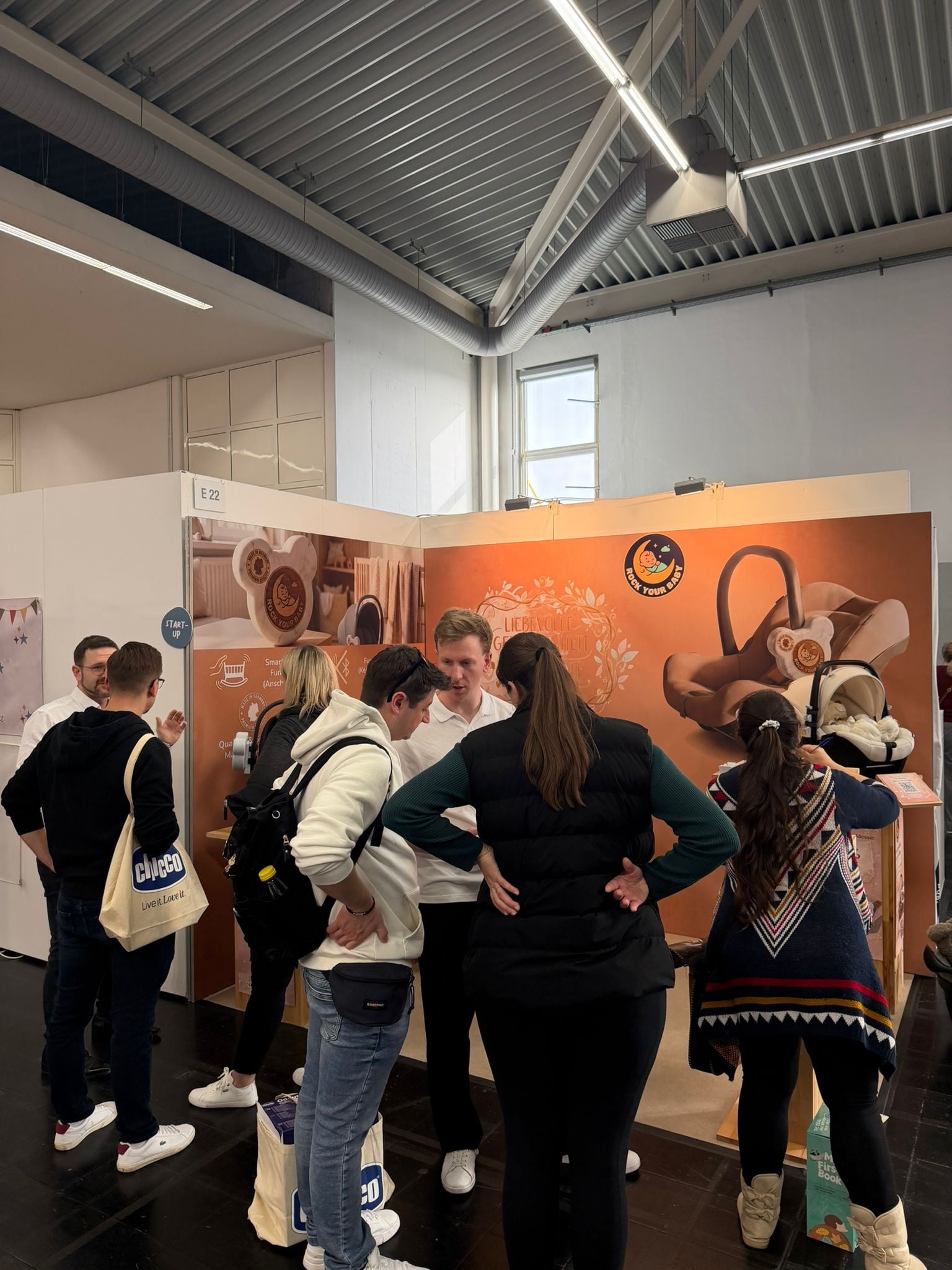 Messegespräche am ROCK your BABY Stand.
